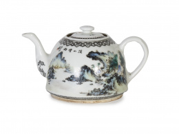 1531.  Tetera en porcelana esmaltada con decoración de paisajes.China, época Minguo, ff. del S. XIX