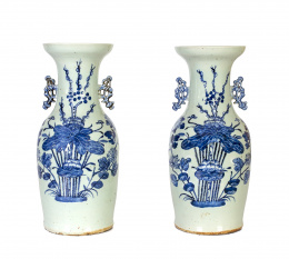 1211.  Pareja de jarrones chinos en porcelana de fondo celadónChina, ff. S. XIX