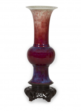 1212.  Jarrón “Gu” en porcelana “flambé glazed” rojo.China, S. XIX