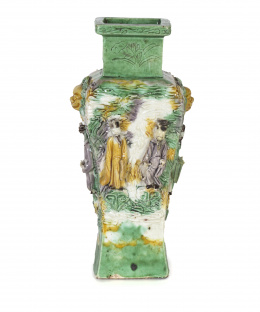 1208.  Pequeño jarrón tallado con decoración vidriada “Sancai” China, S. XIX