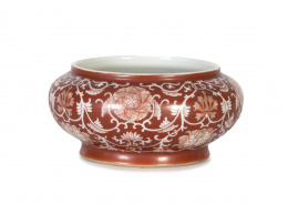 1215.  Pequeño cuenco en porcelana decorado con motivos florales.China, S. XIX