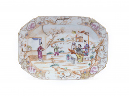 488.  Fuente octogonal en porcelana Compañía de Indias “familia rosa” decorada con escenas palaciegas.Trabajo chino para la exportación, dinastía Qing, S. XVIII