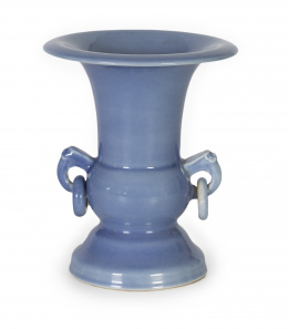 477.  Jarrón “Zun” en porcelana azul con asas de las que cuelgan anillos móviles.China, dinastía Qing, ff. del S. XIX