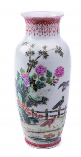 474.  Jarrón en porcelana esmaltad decorado con motivos vegetales y aves.China, época de la República, S, XX