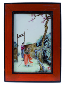 1139.  Placa en porcelana esmaltada decorado con escena erótica. China, Dinastía Qing, ffs. S. XIX