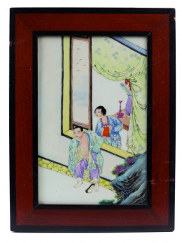1138.  Placa en porcelana esmaltada decorado con escena erótica. China, Dinastía Qing, ffs. S. XIX