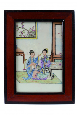 1137.  Placa en porcelana esmaltada decorado con escena erótica. China, Dinastía Qing, ffs. S. XIX