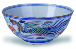 1134.  Cuenco en porcelana decorado con el motivo del dragón persiguiendo la perlaChina, S. XIX