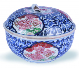 1135.  Sopera en porcelana china esmaltada tipo Imari, "Compañía de Indias"China, dinastía Qing, periodo Qianglong S. XVIII