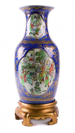 1140.  Jarrón en porcelana powder blue sobre peana de madera con decoración de escenas de interior en cartelas.China, S. XIX