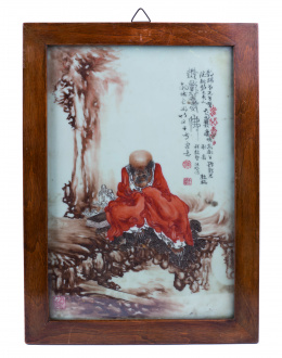 465.  Placa en porcelana china representando a un Inmortal, con poema en el lado derecho y firma del artista.China, finales del S. XIX - pps. S. XX