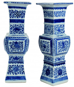 466.  Pareja de floreros en porcelana azul y blanco. China, S. XVIII - XIX