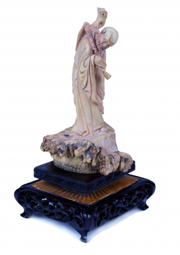 1142.  Figura de anciano en asta de ciervo sobre peana de madera.China, S. XX