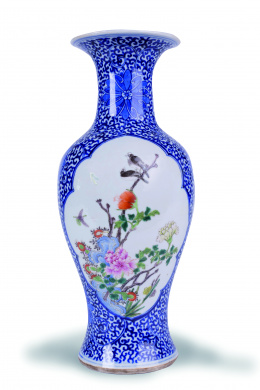 479.  Jarrón en porcelana compañía de Indias familia verde, con medallones centrales de pájaros y flores.China, S. XIX