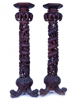 1150.  Pareja de porta velas de altar en madera noble. China, finales de la dinastía Qing, S. XIX