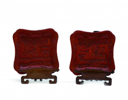 1044.  Pareja de fuentes cuadradas en laca cinabrio decoradas con paisajes y motivos vegetales.China, S. XIX