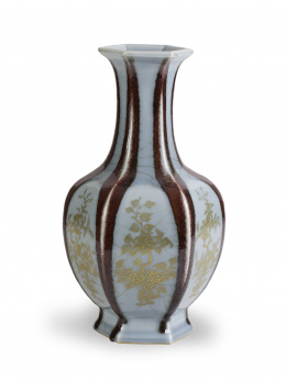 1052.  Jarrón en porcelana flambé glazed decorado con motivos vegetales en oro fino. China, dinastía Qing, ff. del S. XIX