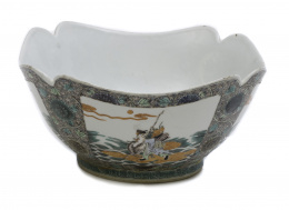 1047.  Bowl de perfil irregular en porcelana compañía de indias familia verde decorado con motivos vegetales y cartelas en reserva donde se representan símbolos auspiciosos chinos como el sapo de tres patas, el ciervo o el melocotón.China, S. XIX