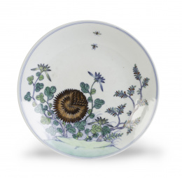 1045.  Raro plato en porcelana china Doucai decorado con motivos vegetales e insectos.China, dinastía Qing, S. XVIII