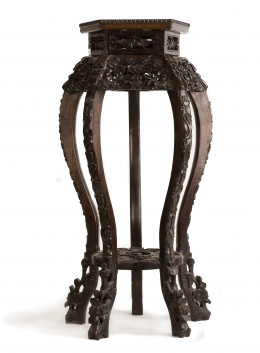 1048.  Base hexagonal en madera tallada con decoración floral y tapa de mármol marrón. China, dinastía Qing, ff. del S. XIX. 