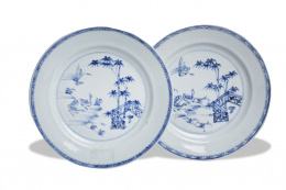 454.  Pareja de platos de compañía de indias esmaltados en azul de cobalto.Trabajo chino para la exportación, S. XVIII