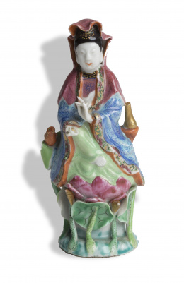 1149.  GuanyinPorcelana esmaltada con esmaltes de la “familia osa”Dinastia Qing, China, S. XVIII-XIX.