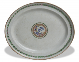 440.  Fuente ovalada de compañía de indias esmaltada con iniciales entrelazadas en un óvalo.Trabajo chino para la exportación, ffs. del S. XVIII.