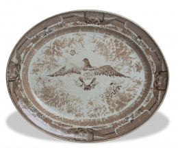 453.  Fuente de porcelana esmaltada de compañía de indias.Trabajo chino para la exportación al mercado americano, S. XIX.