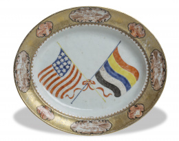 437.  Fuente para la exportación, de porcelana esmaltada con la bandera China y la bandera americana cogidas por un lazo .China, periodo de la República 1912-1948.