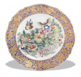 1147.  Plato de porcelana esmaltada con maripoas y peonías.Dinastía Qing, trabajo cantonés, S. XIX