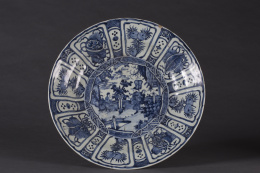 1175.  Plato en porcelana esmaltada en azul de cobalto siguiendo modelos “kraak”.China, S . XIX