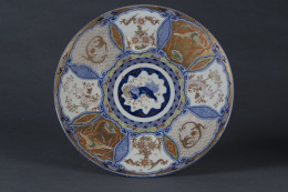 1174.  Plato de porcelana esmaltada de estilo Imari con reservasJaponés, S. XIX