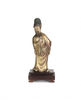 620.  “Dignatario” escultura en piedra jabonosa tallada, policromada y dorada sobre peana de maderaChina, dinastía Qing, S. XIX