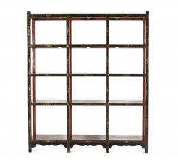 608.  Estantería china en madera lacada en rojo y negro, con decoración dorada.China, S. XIX.