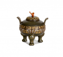 609.  Incensario “ding” en porcelana dorada con tapa rematada en forma de coral imitando bronce.China, dinastía Qing, S. XIX