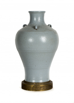 605.  Meiping azul en porcelana sobre base de latónChina, dinastía Qing, S. XIX