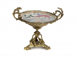 603.  Plato en porcelana Compañía de Indias, “Familia rosa” montado en bronce dorado.China, S. XIX