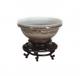 698.  Cuenco “flambé-glazed” sobre peana en madera talladaChina, S. XIX