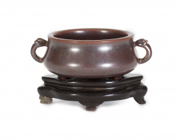 1061.  Incensario de porcelana sobre base en madera tallada.China, dinastía Qing, S. XIX