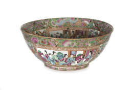 1075.  Bowl en porcelana de la “Familia rosa”. Cantón, S. XIX