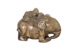 1069.  “Elefante con niño” Escultura en jade.China, finales S. XIX