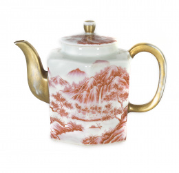 1070.  Tetera en porcelana china con paisajes en tonos rojo hierro y toques en oro. China, mediados del S. XX