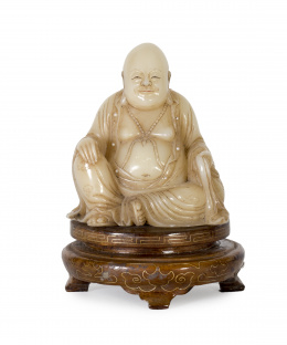 1068.  Buda en piedra dura con remates en la vestimenta de perlas naturales.China, pp. del S. XX