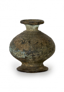 1077.  Jarrón en bronce sobre peana de maderaPosiblemente tibetano, S. XVIII