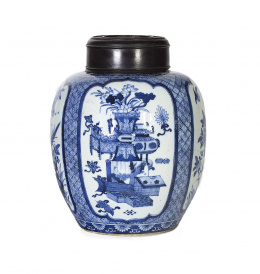 1014.  Tibor porcelana azul y blanca, tapa madera. China, dinastía Qing, ff. S. XIX