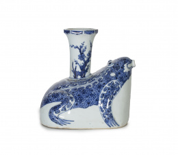1396.  Kendi en porcelana con decoración de rana en azul y blanco.China, dinastía Qing, ff.  S. XIX