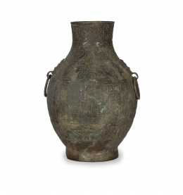 1393.  Jarrón en bronce con decoración en relieveChina, ffs. S. XIX