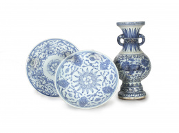 1016.  Conjunto de dos platos y un jarrón en porcelana azul y blanca. China, dinastía Qing, ff. S. XIX
