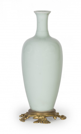 1399.  Jarrón en porcelana tipo celadón y montura en bronce doradoChina, dinastía Qing, S. XIX - XX