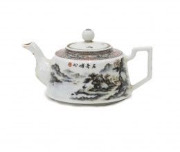 1403.  Tetera en porcelana esmaltada con decoración de paisajes.China, época Minguo, ff. del S. XIX